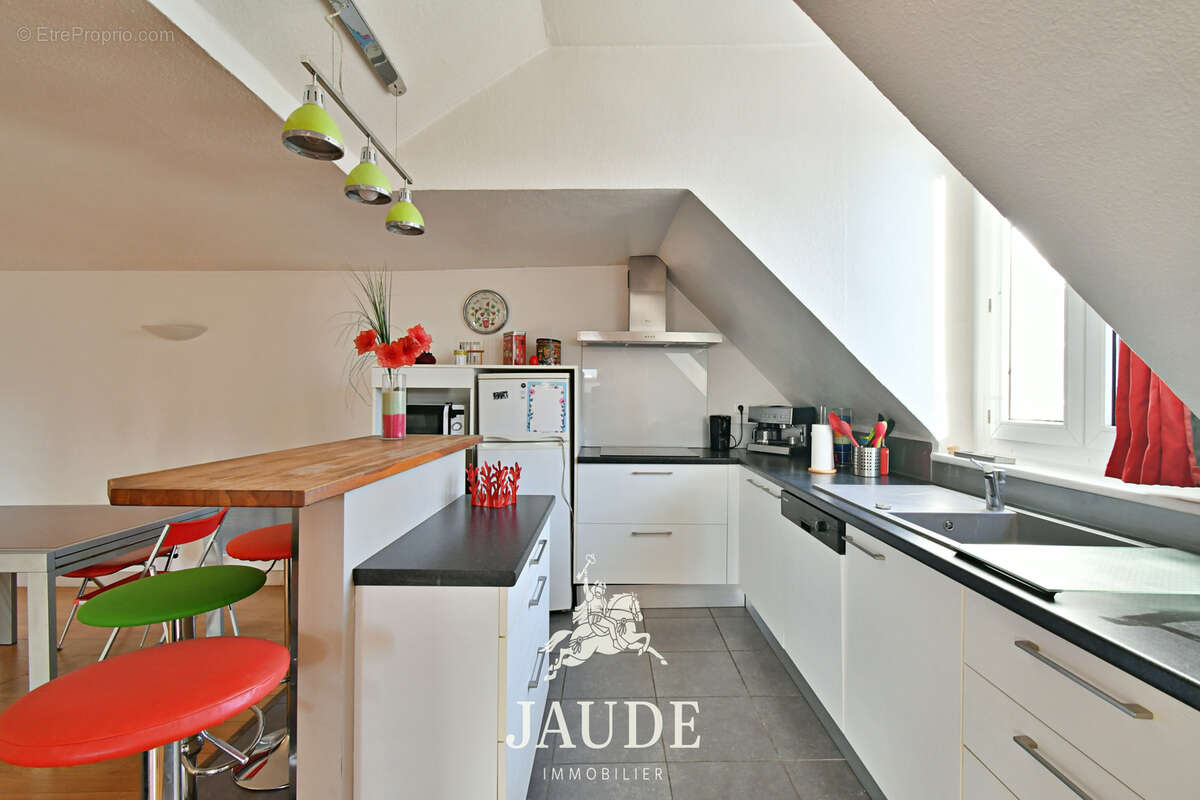 Appartement atypique et lumineux   64 m2 Carrez (85 m2 au sol)   Dernier étage avec ascenseur   Rue Blatin, - photo 3