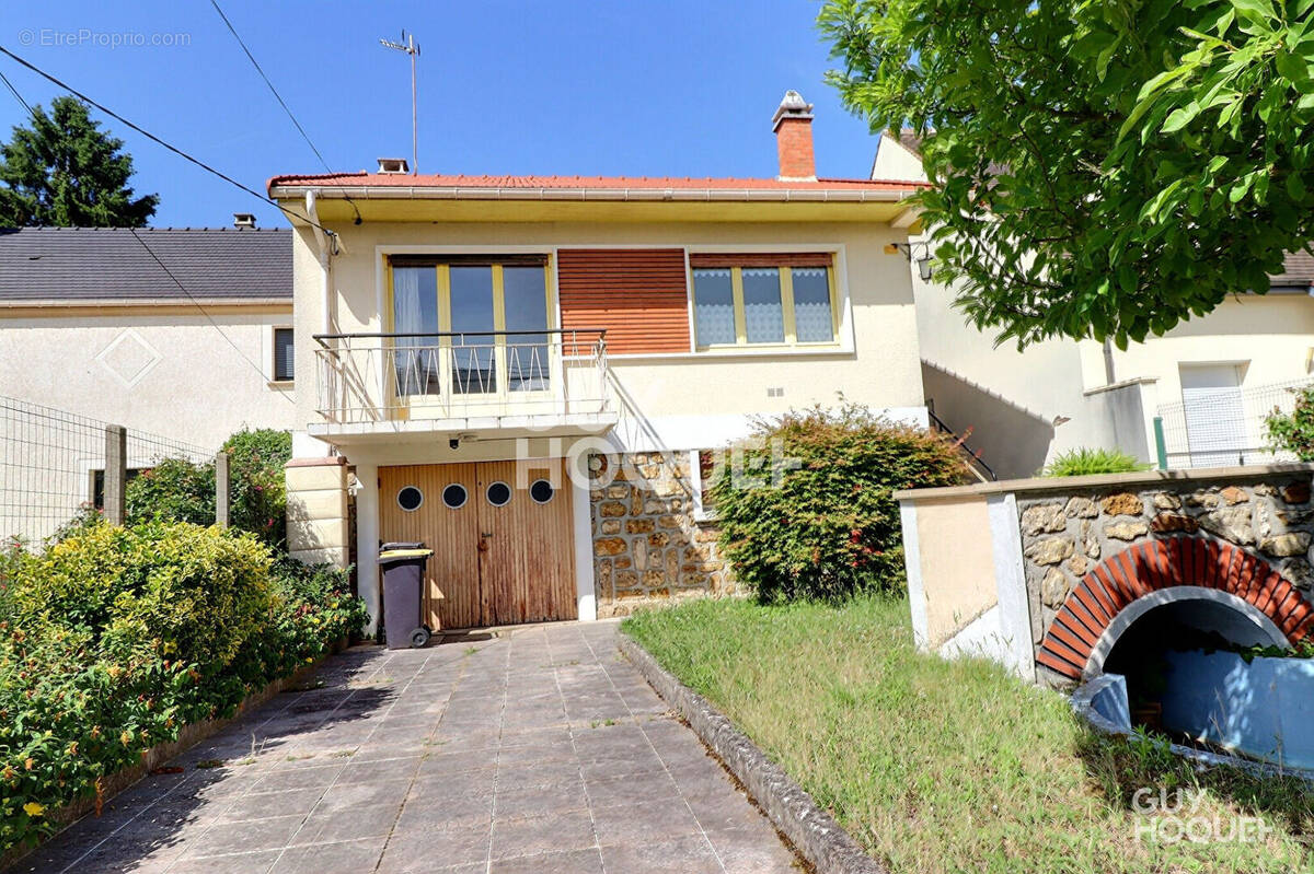 Maison à SAINTE-GENEVIEVE-DES-BOIS