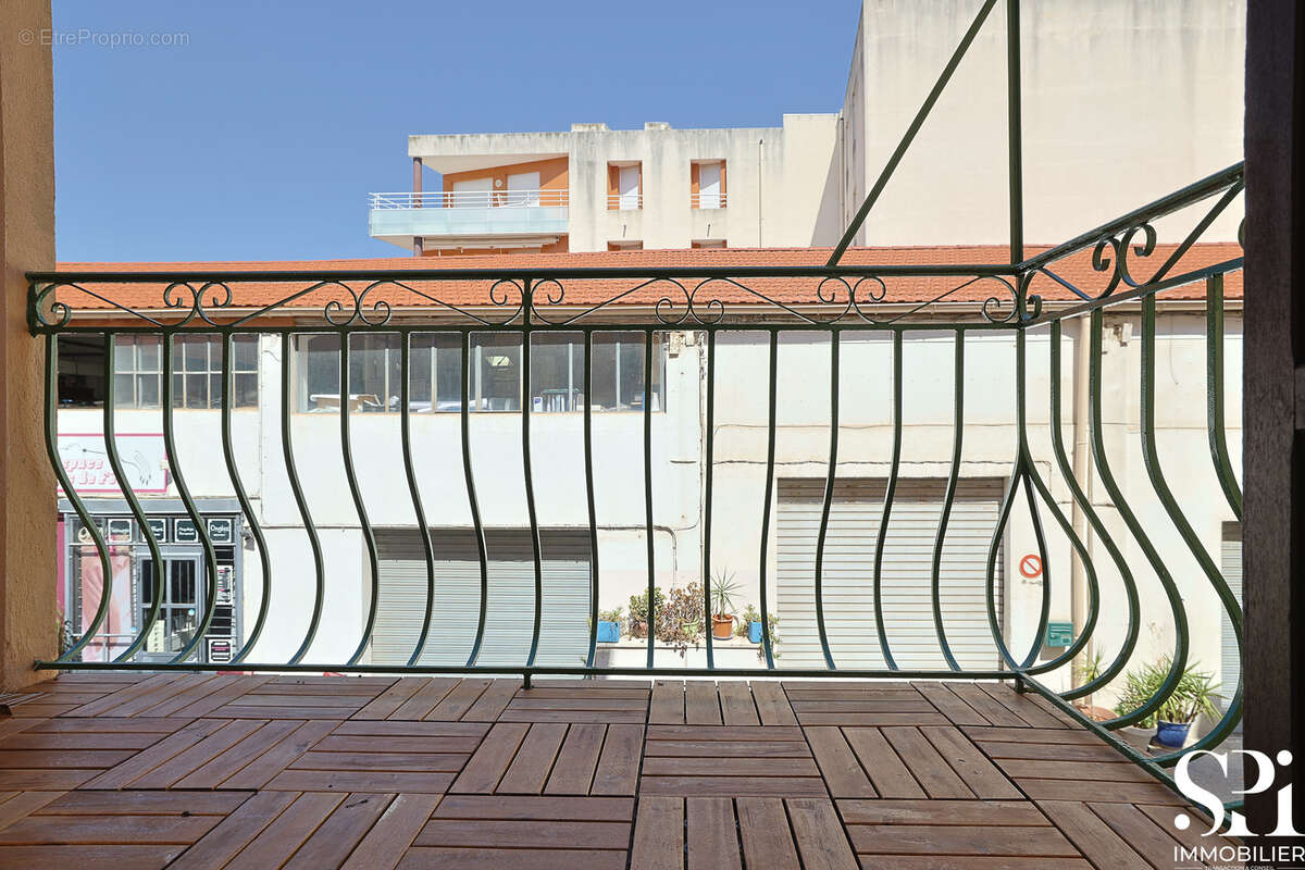 Hyères Gare   T3 rénové 65 m2, deux balcons, à 10 min des plages - photo 4