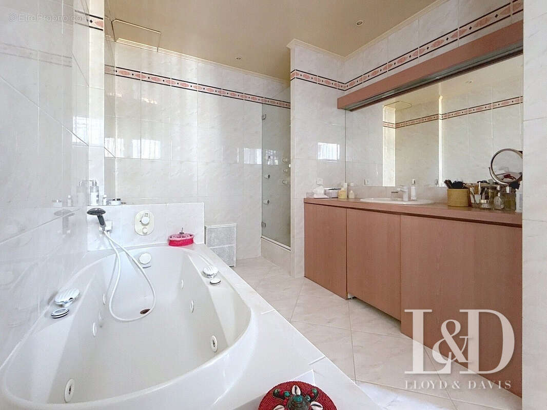 Salle de bain du 1er - Maison à GARCHES