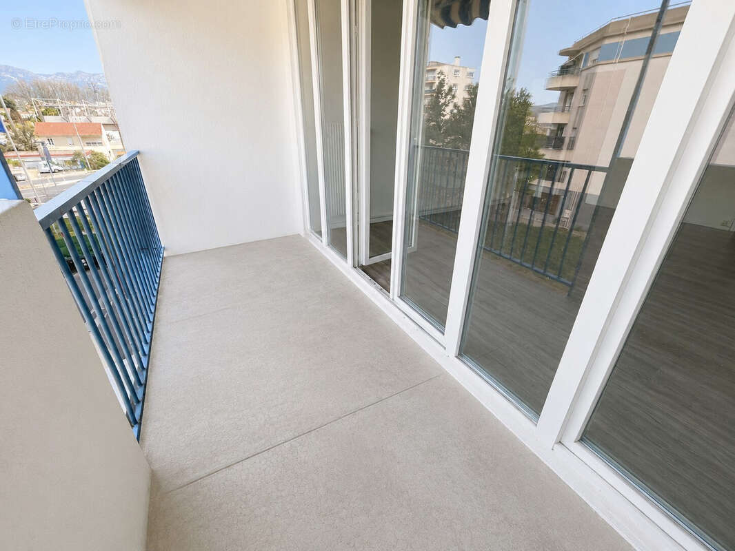 Appartement T4 traversant de 68m2 avec 3 chambres à proximité des commerces et écoles - photo 2