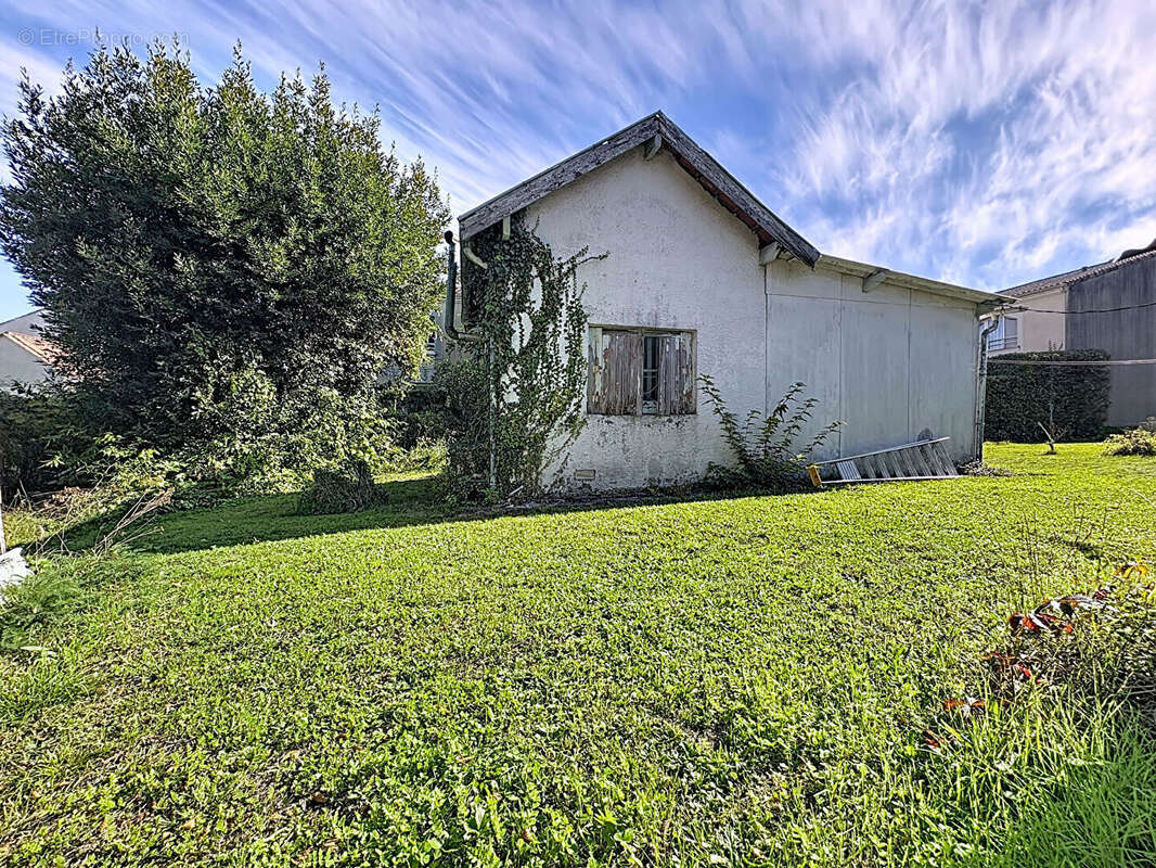 A rénover entièrement en seconde ligne bâti de 45m² sur Pessac - photo 4