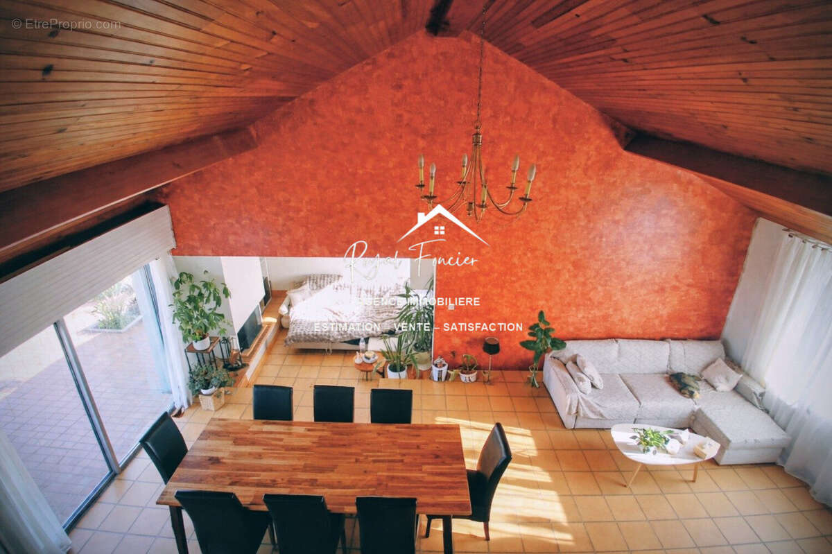 Pièce de vie de 40 m2 avec son salon cosy avec sa cheminée  - Maison à CHATELLERAULT