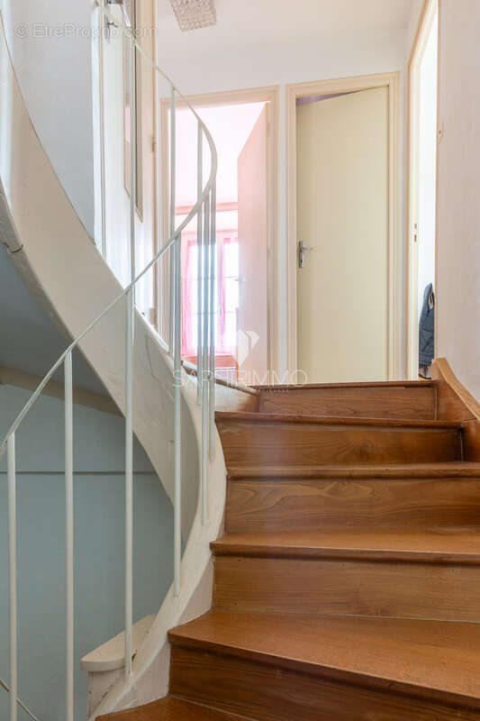 Maison d'habitation en pierre 4 pièces - 112m2 - au cœur du bourg - photo 2
