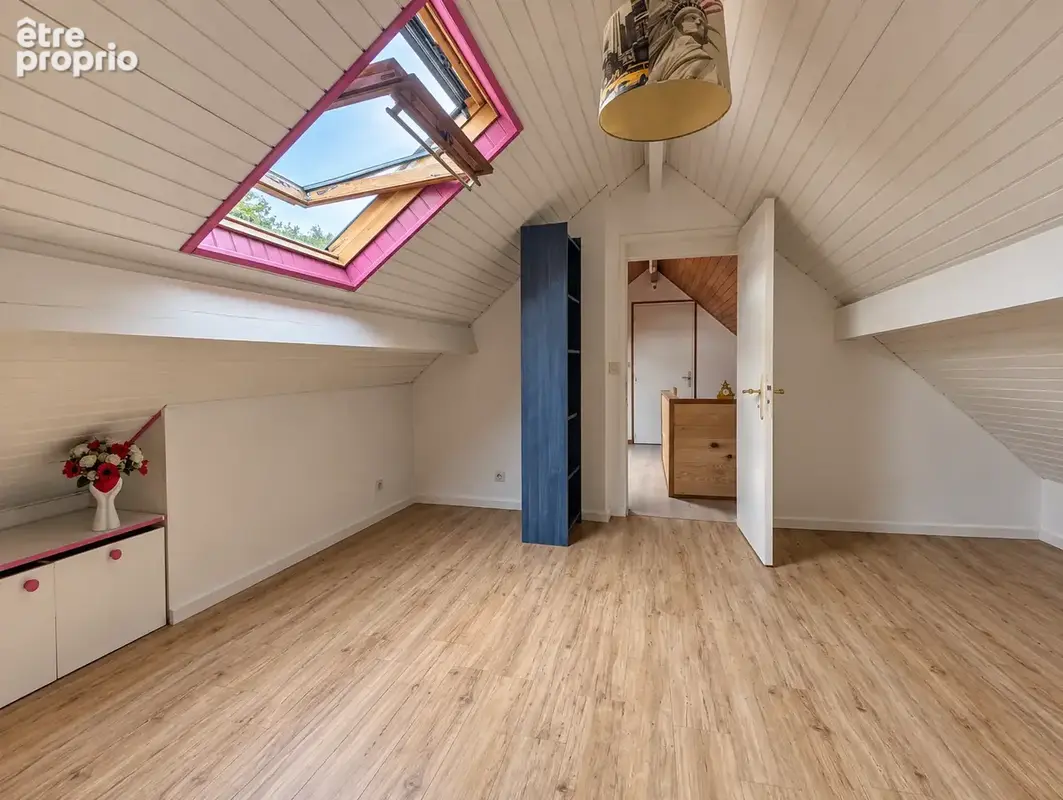 Maison familiale avec vaste terrain et bel espace extérieur - photo 12