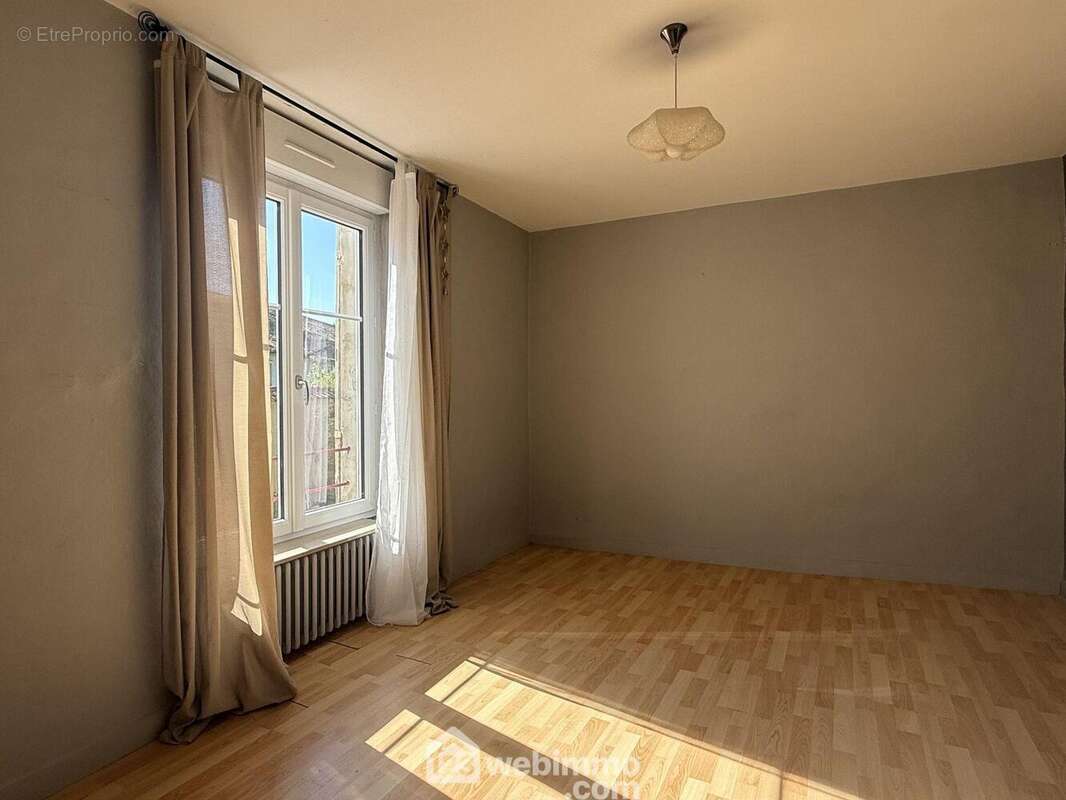 Au 1er étage, le pallier distribue 1 chambre de 16 m2, - Maison à NEUVILLE-DE-POITOU