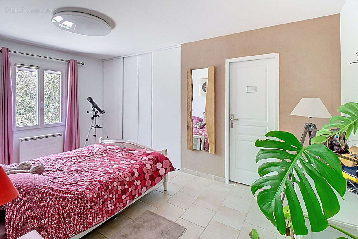 A VENDRE A DRAGUIGNAN Maison récente 238 m² - 6 chambres, piscine et garage - 1807 m² de terrain - photo 21