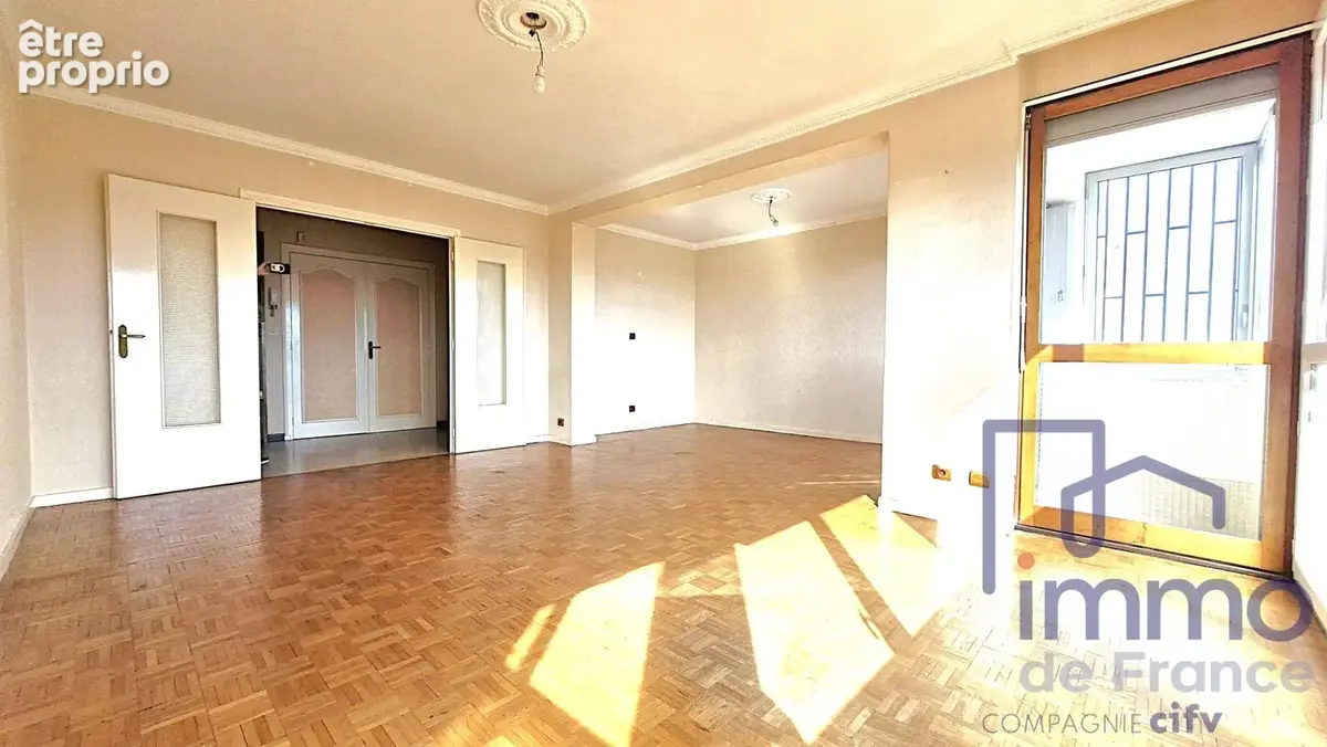 salon et salle a manger vide actuellement possibilité de visualiser la troisième chambre si necessaire  - Appartement à VILLARS