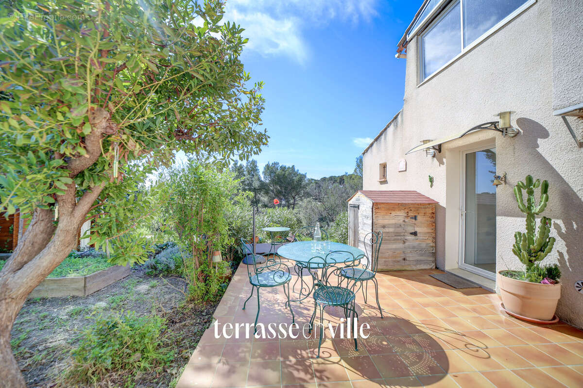 Appartement à CEYRESTE