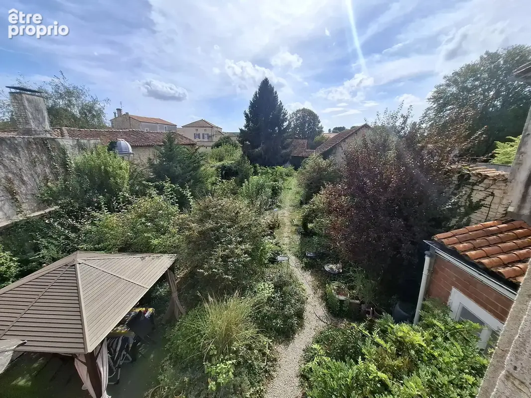 Grande maison en pierre avec deux grandes granges et jardins privés - photo 2