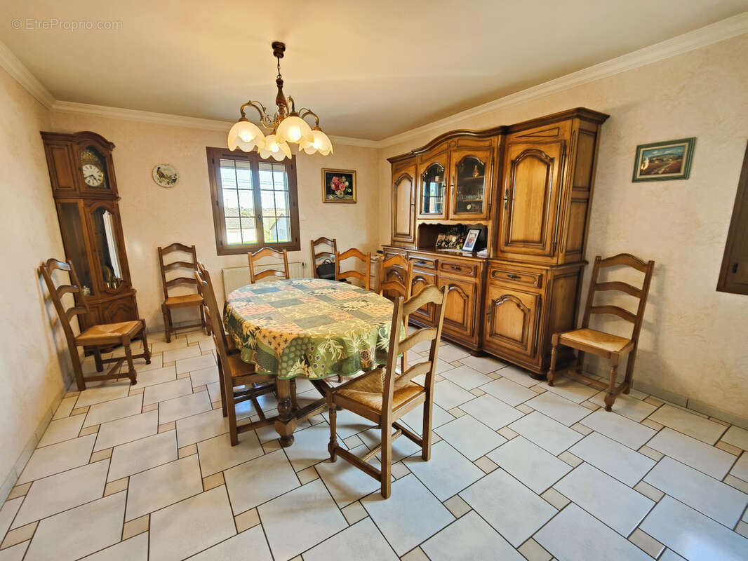 Maison à LAROCHE-SAINT-CYDROINE