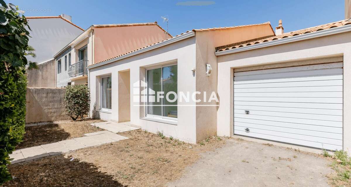 LES SABLES D'OLONNE PROCHE CENTRE ET PLAGE - Maison T3 de 100m2 de plain-pied avec garage, terrasse et jardin - photo 12