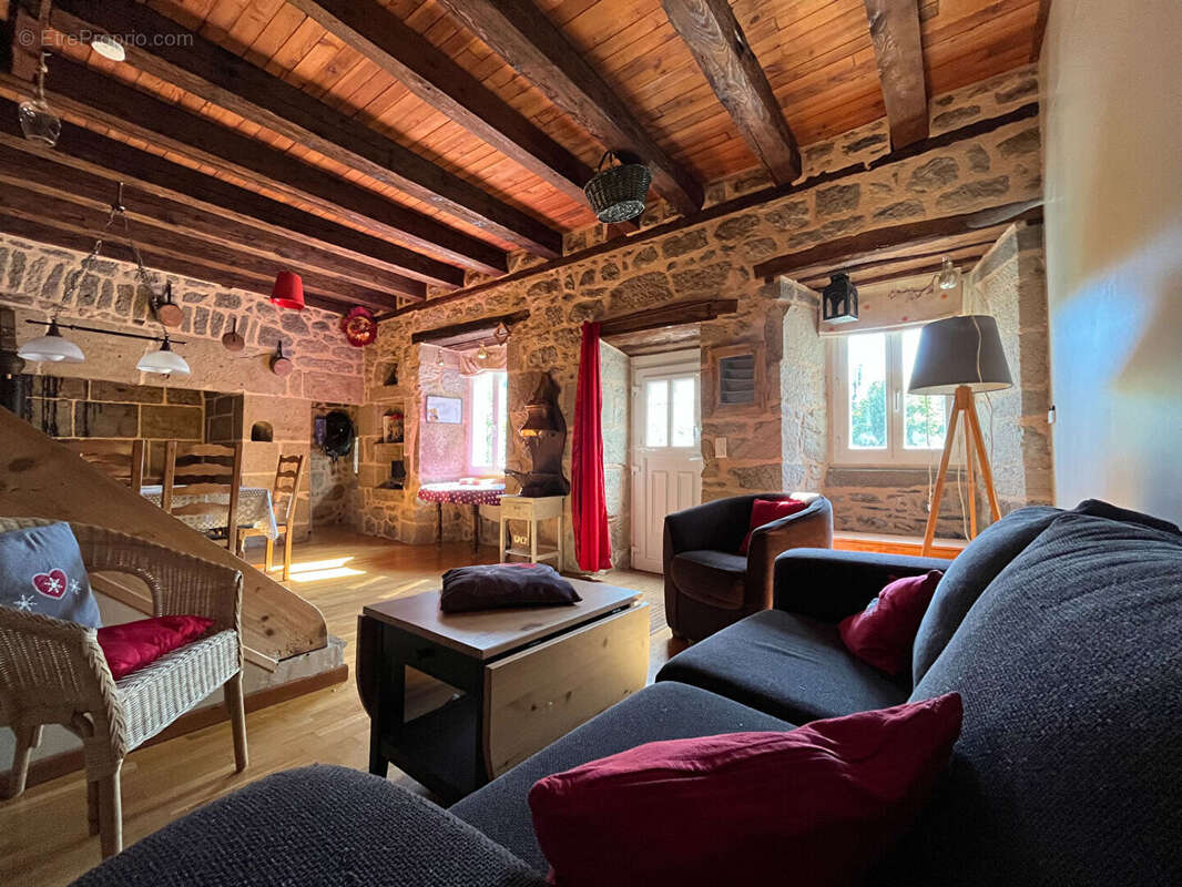 Maison à SAINT-JACQUES-DES-BLATS