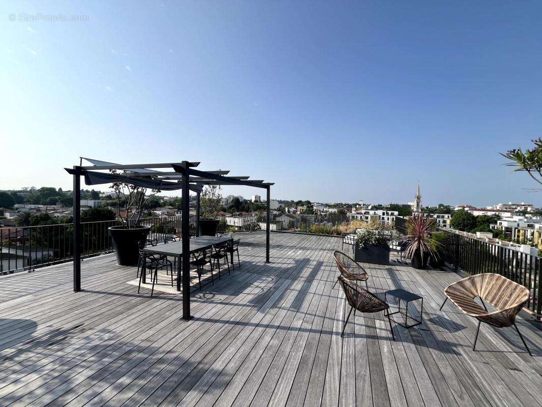 Découvrez un loft d'exception à Cauderan, alliant charme new-yorkais et vue imprenable, où modernité et luminosité se rencontren - photo 7