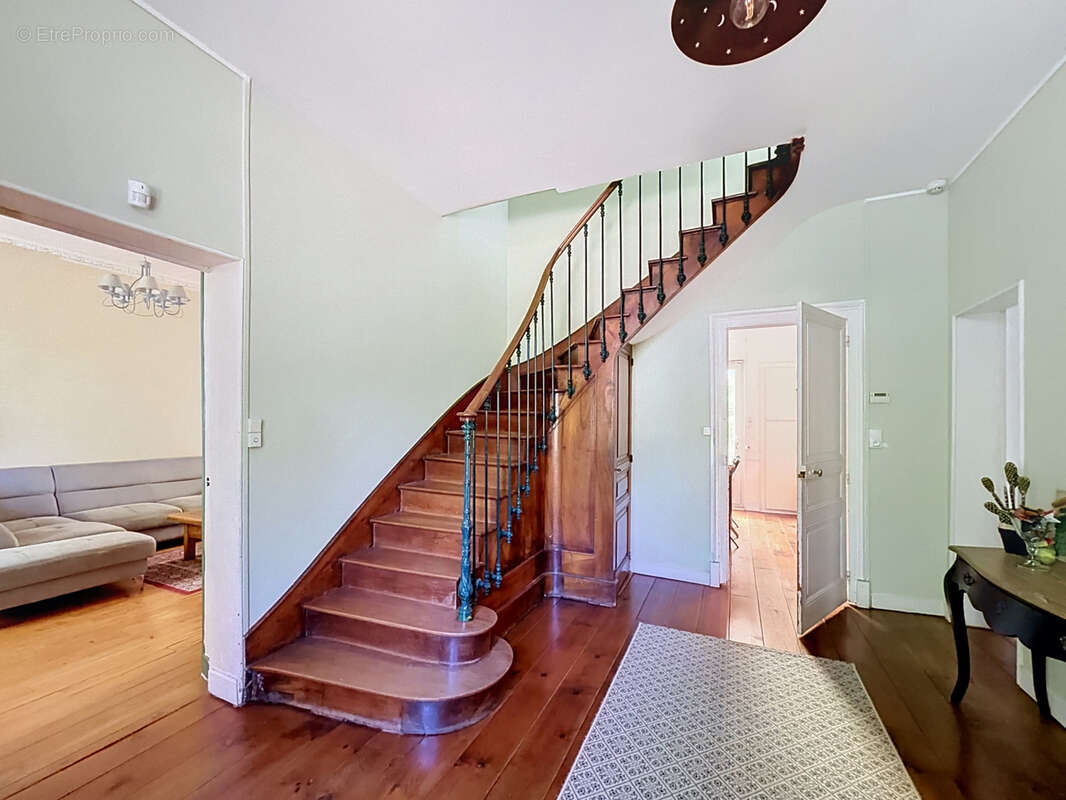 AUX PORTES D'ANGOULEME, à proximité immédiate de toutes commodités, adorable maison des années 20 entièrement - photo 2