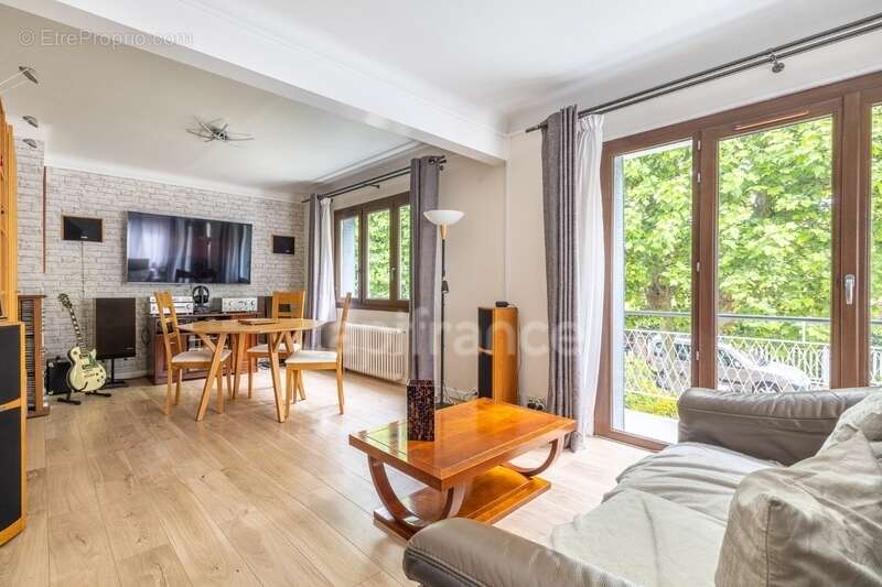 Maison à SAINTE-GENEVIEVE-DES-BOIS