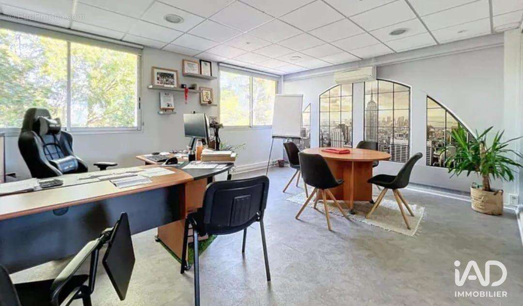 Photo 2 - Commerce à VENELLES