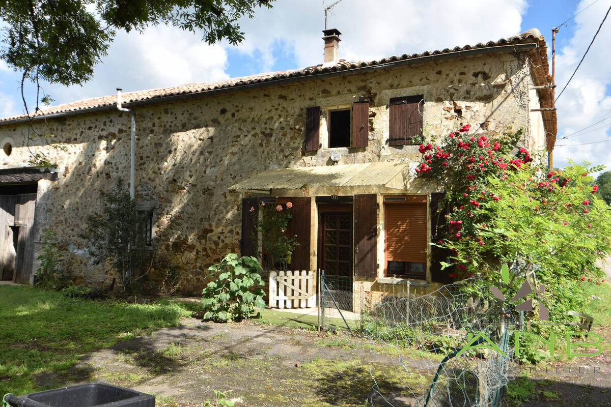 Maison à MONTBRON
