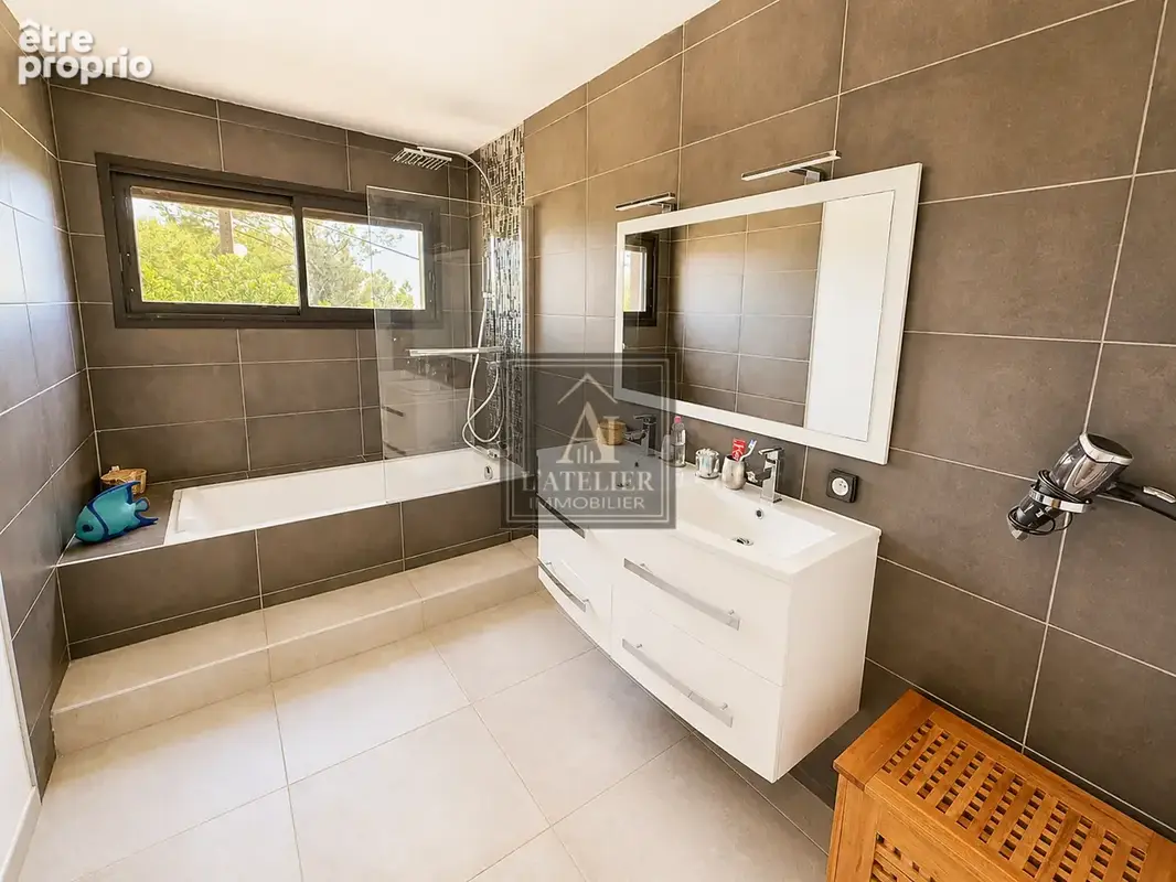 Maison de 170 m2 avec garage et piscine sur une parcelle de 1485 m2 - photo 11