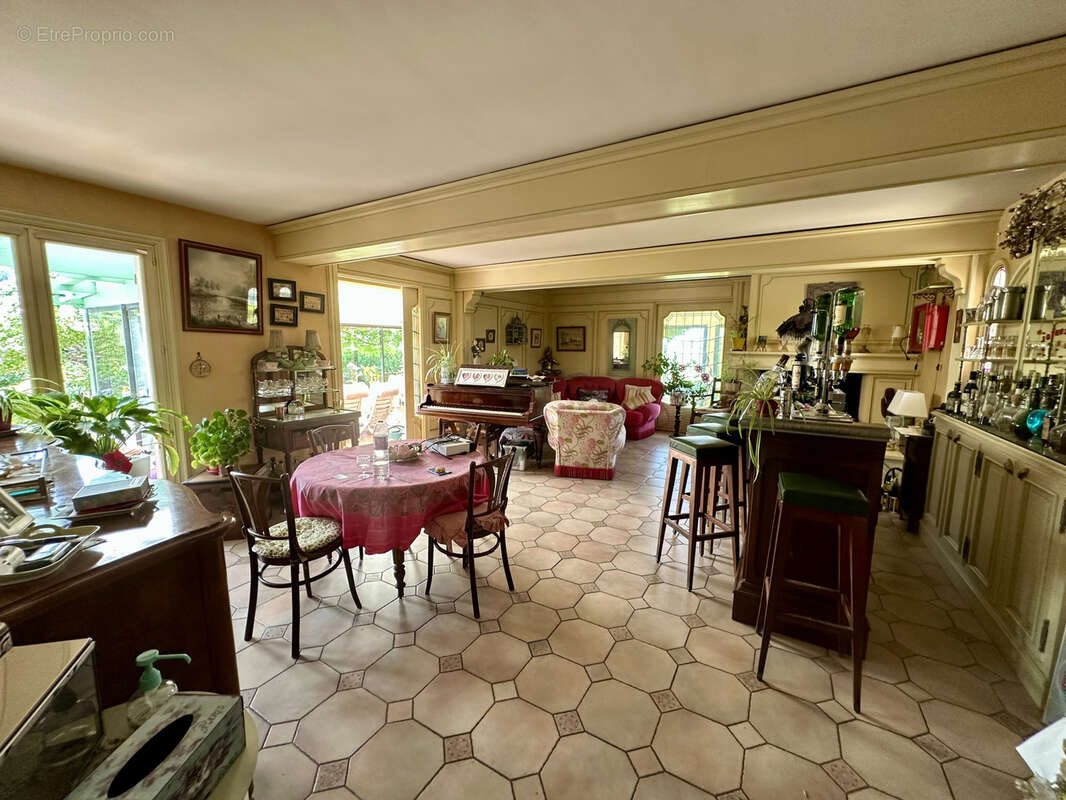 Belle propriété familiale de 220 m2 sur un terrain clos et paysager de 1 785 m2   Bellengreville - photo 8