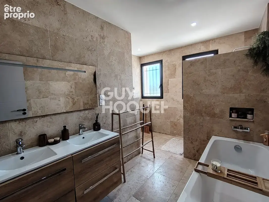 Carpentras - Maison R+1 - 279 m² (dont véranda 48 m²) - 5 chambres, 2 garages, Piscine et Forage - photo 12