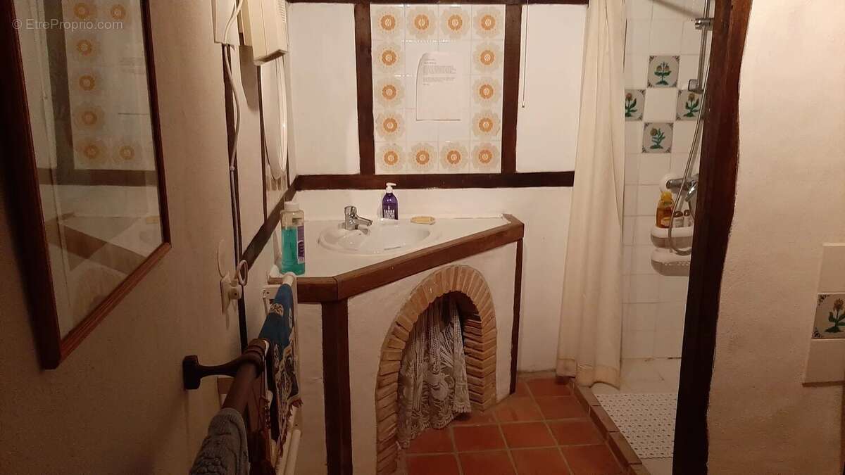 Maison à BORS(CANTON DE MONTMOREAU-SAINT-CYBARD)