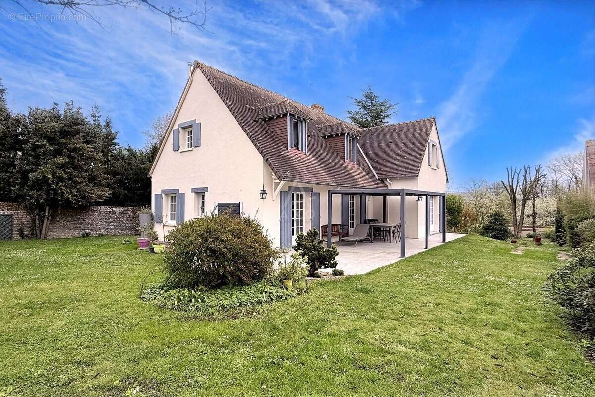 Maison à YEVRE-LA-VILLE