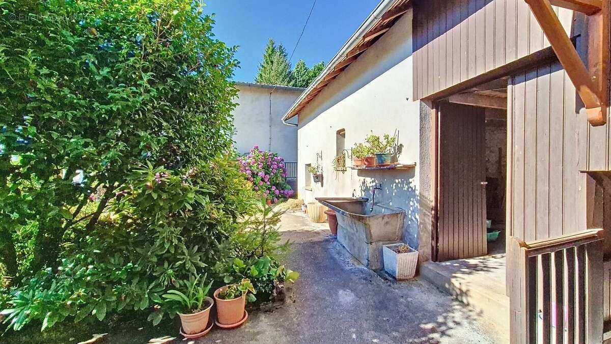 Maison à LA JONCHERE-SAINT-MAURICE