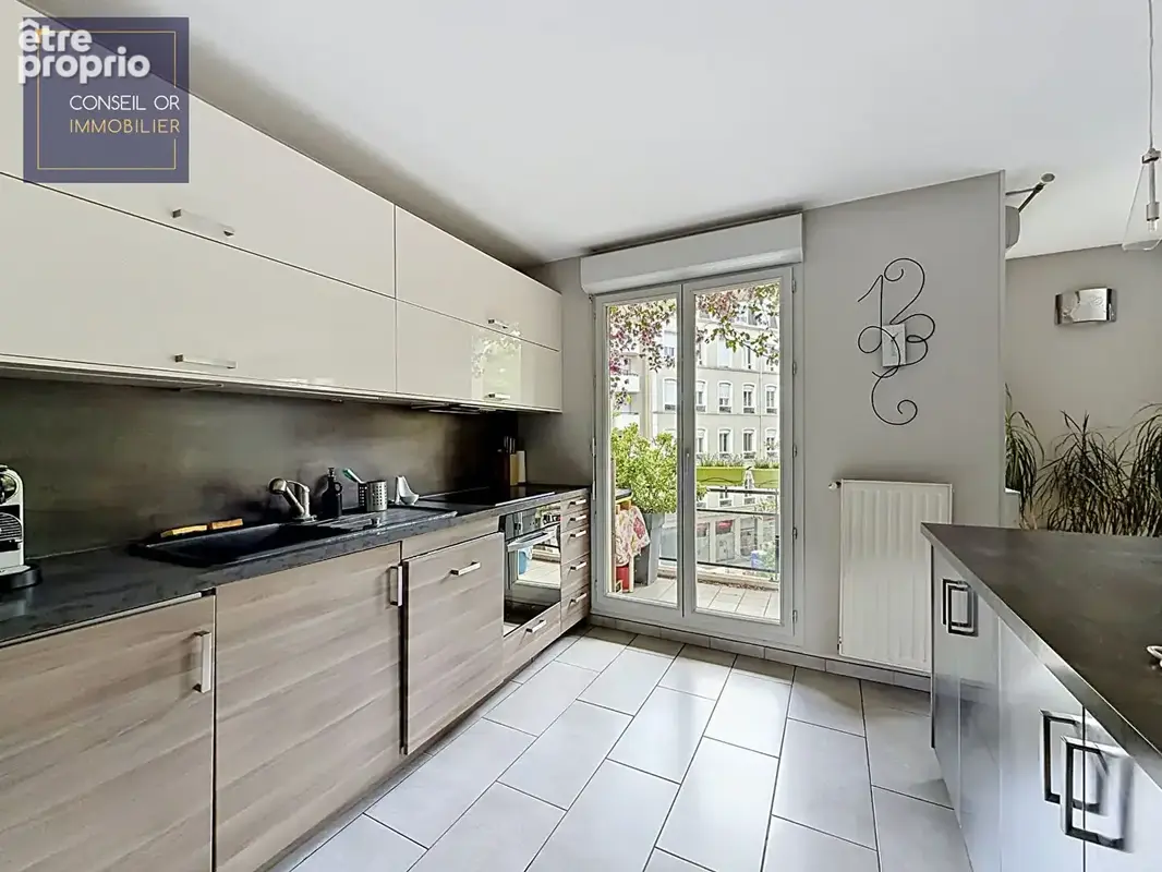 LYON 7 Saxe Gambetta T4 de 91 m² avec 2 balcons, vue dégagée, parking et cave - photo 7