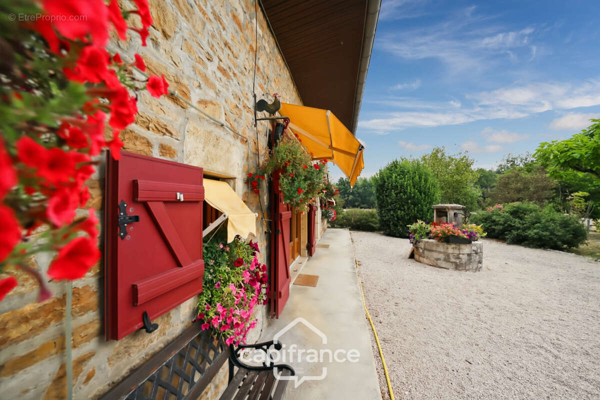 Maison en pierre au calme avec piscine, 5 chambres et plus de 1,6 hectare de terrain - Proche Lons-le-Saunier (39000) - photo 2