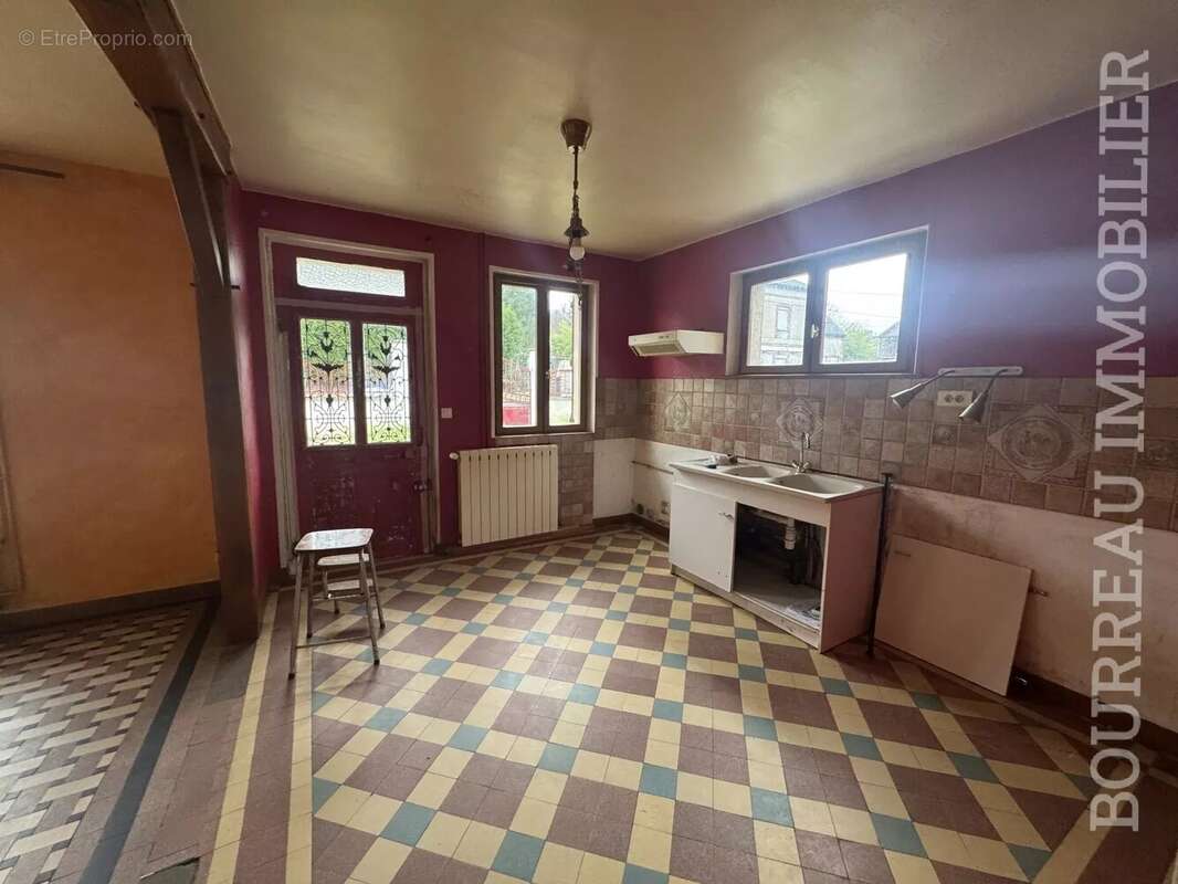 Maison à LA CELLE-SAINT-CYR