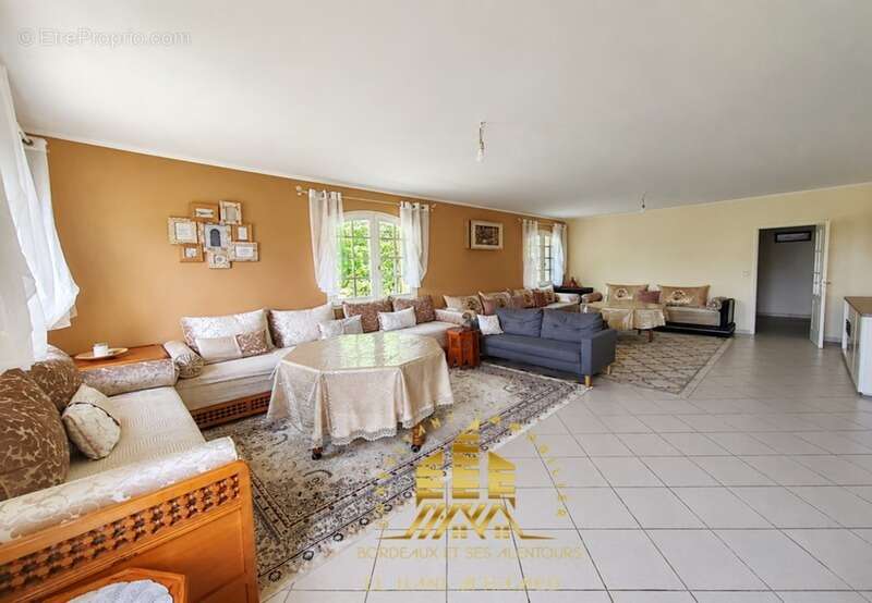 À SEULEMENT 10 MINUTES DE BORDEAUX ! Magnifique maison de plain-pied de 160 m² avec 4 chambres à Artigues - photo 5
