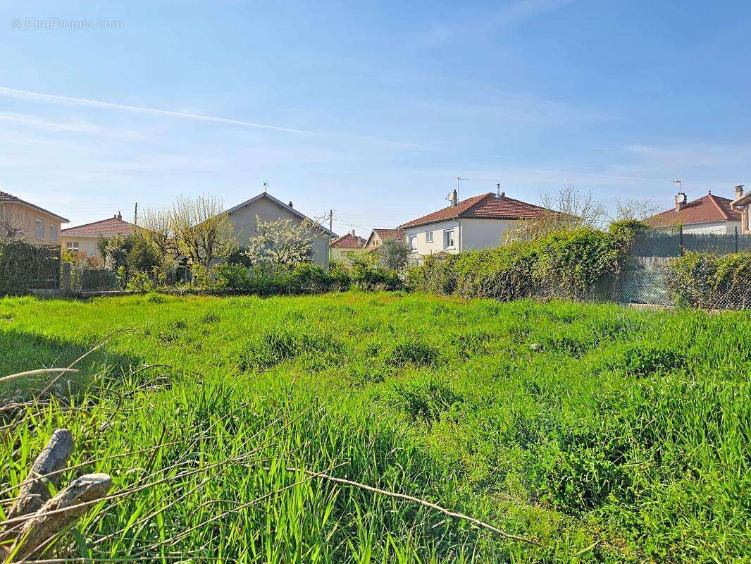 Terrain à DECINES-CHARPIEU