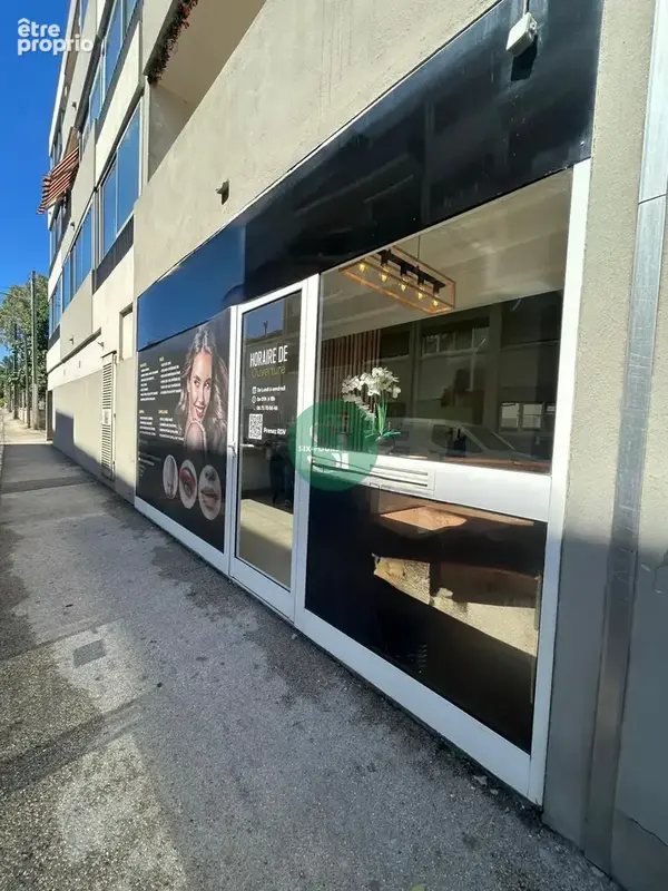 Local commercial 65 m2 entièrement rénové   Axe passant, Parking & Visibilité - photo 4