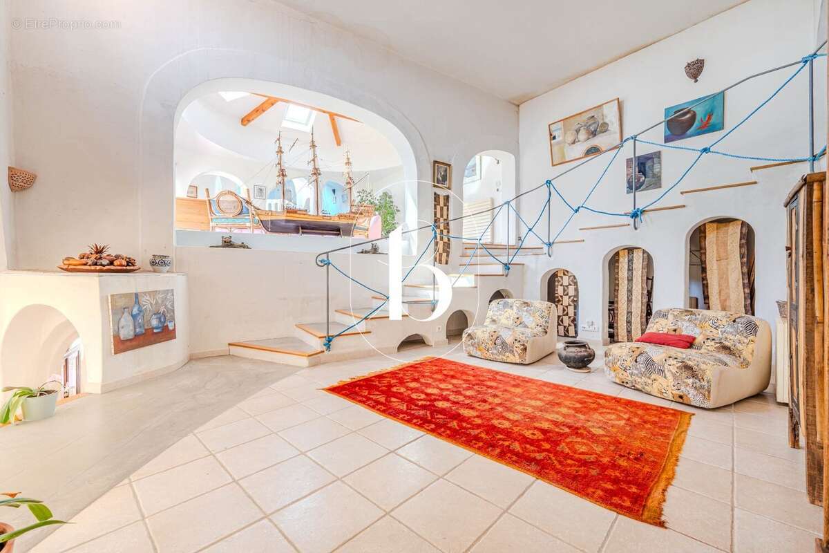 UZÈS  Propriété de caractère aux volumes spectaculaires, jardin paysager et piscine - photo 8