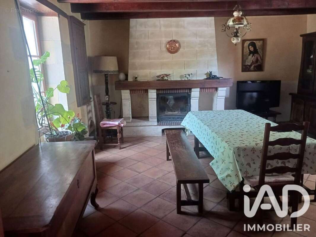 Maison 121 m² à Champagne-Saint-Hilaire  - photo 2