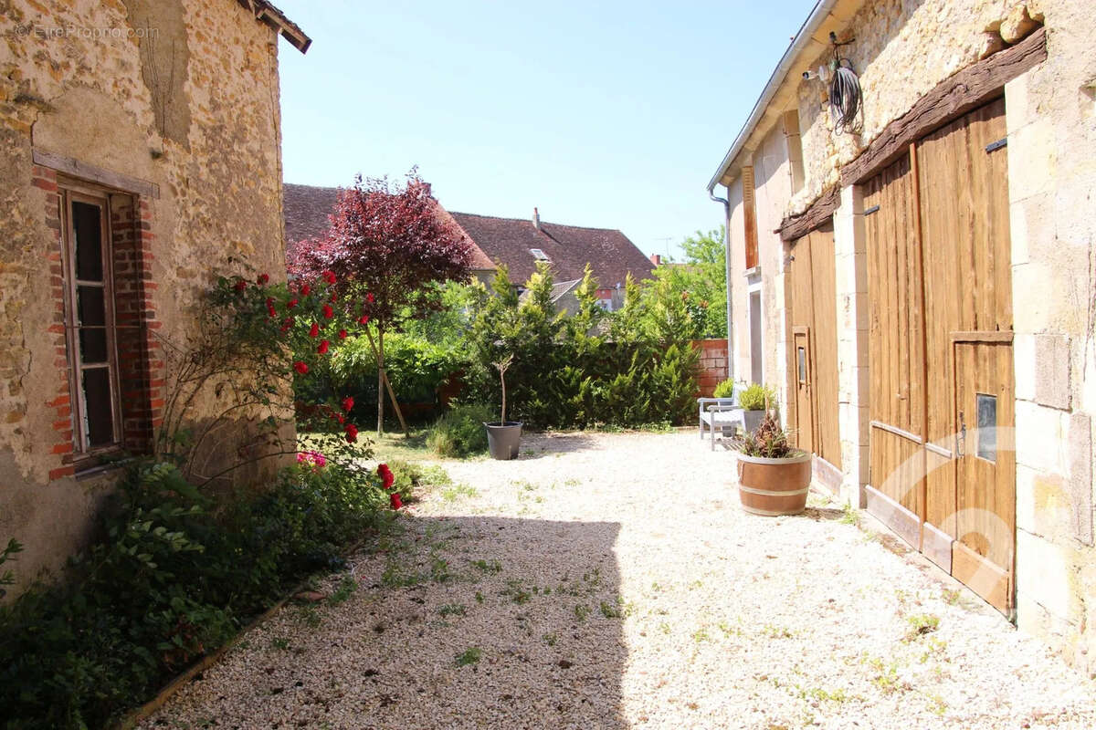 Maison à CHATEAUNEUF-VAL-DE-BARGIS