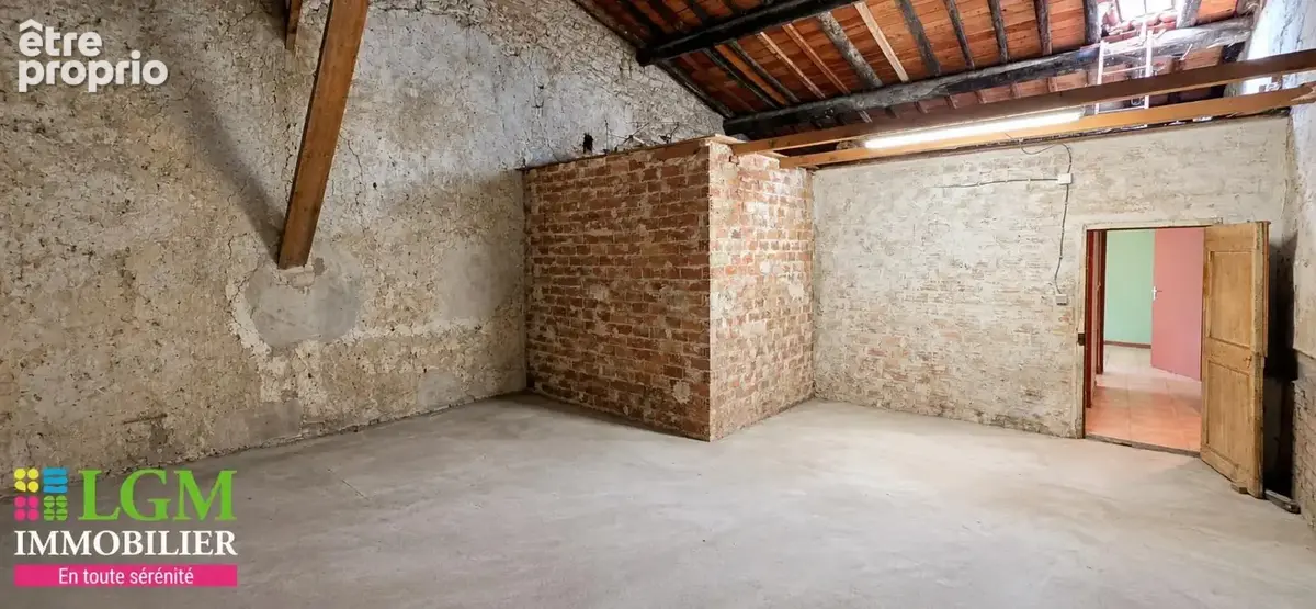 Maison de village avec cour arborée et fort potentiel - photo 5