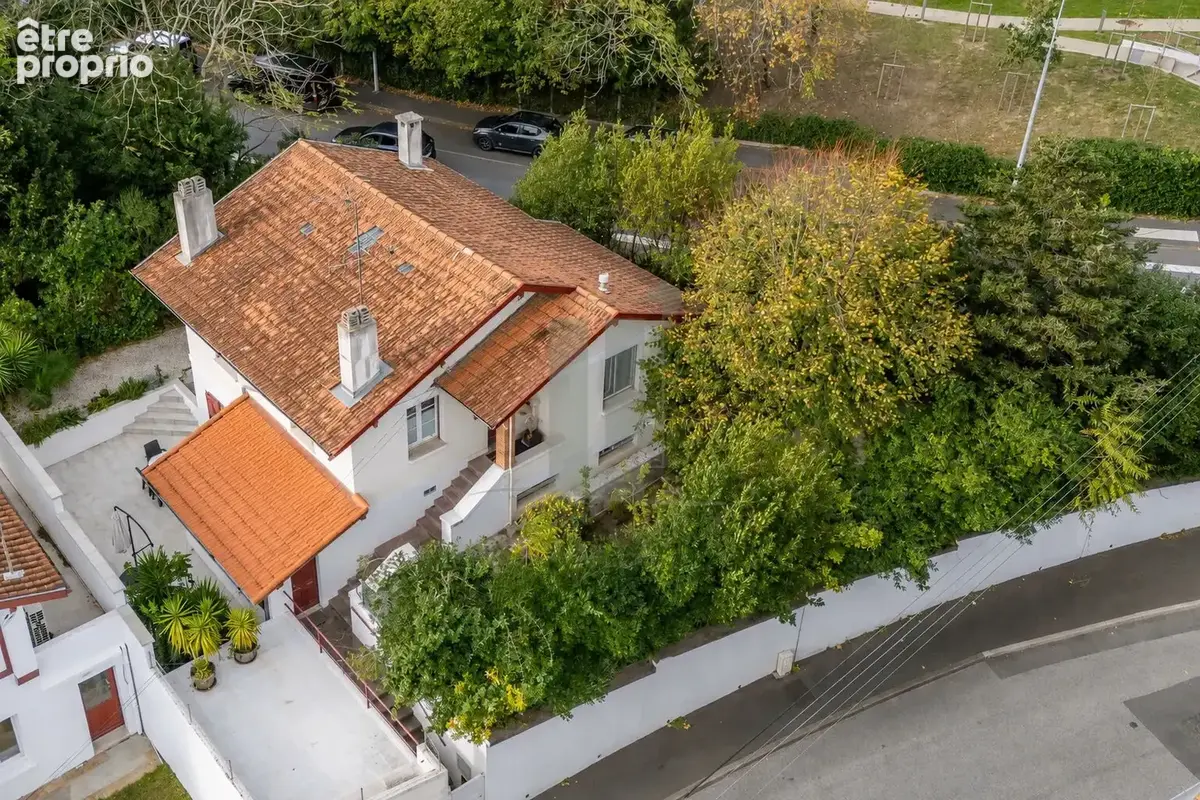 Biarritz Saint-Charles : maison avec jardin paysager, garage et vie tout à pied - photo 2