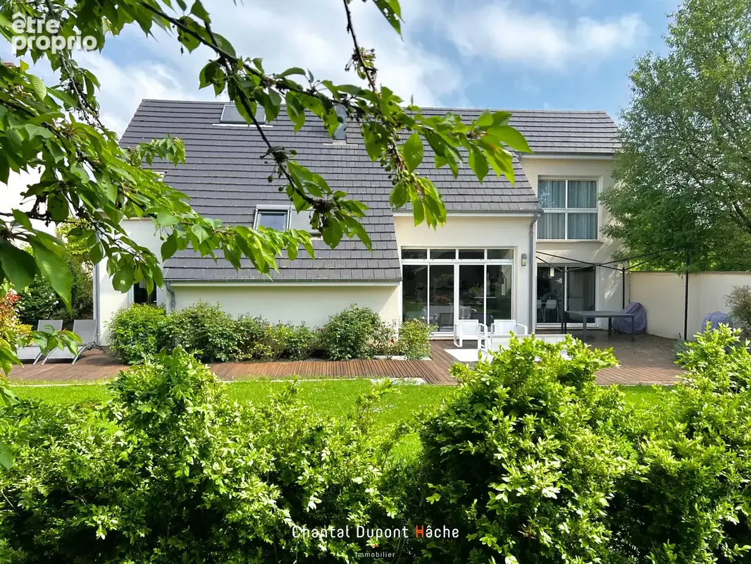 CHARTRES GARE A PIED - Maison contemporaine de 2005, 258m2 habitables, jardin et double garage ! - photo 2