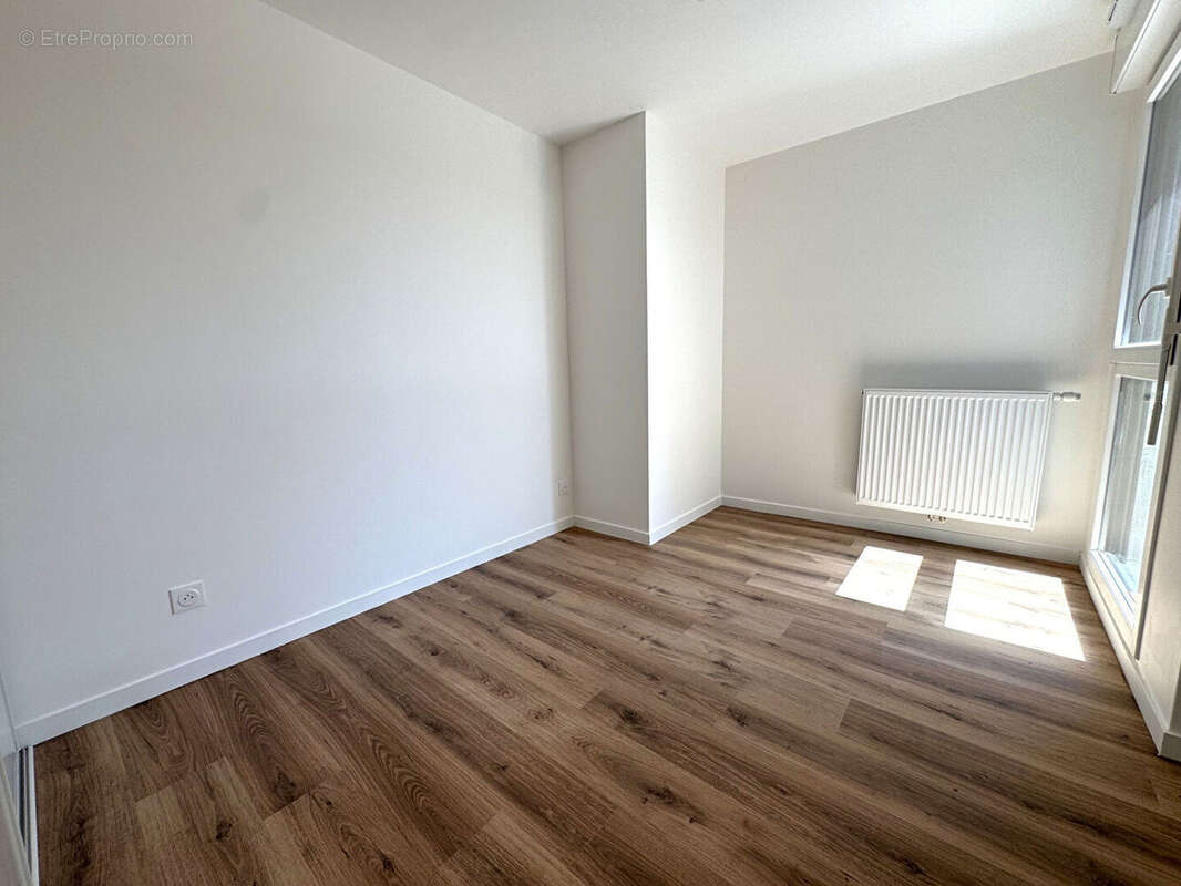 Appartement 4 pièces de 105m² + 60m² de Terrasse + 2 PK sous-sol ! MERIGNAC - photo 8
