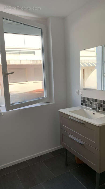 Salle d'eau /RDC - Appartement à ROYAN