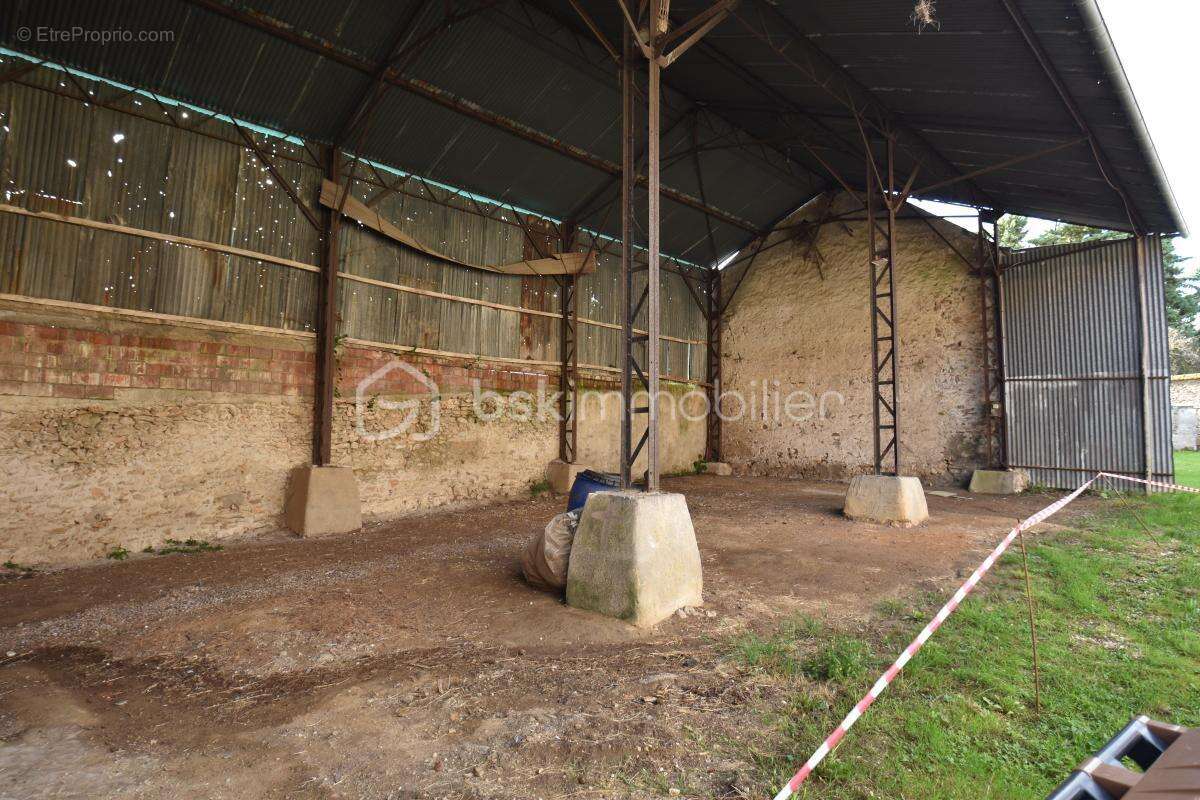 Terrain à AUNAY-SOUS-AUNEAU