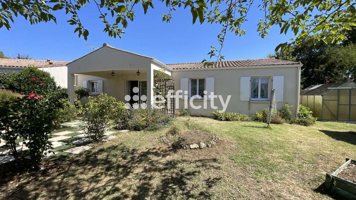 Maison à SAINT-LAURENT-DE-LA-PREE