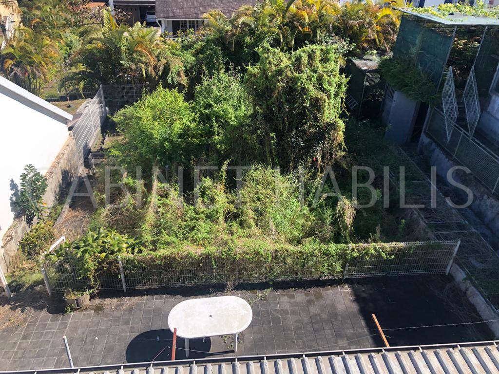 A vendre - une maison a demolir ou a renover sur un terrain de 651 m2 environ - le tampon - 297 500 € hai - photo 8