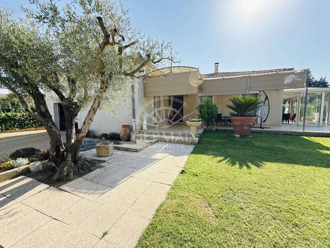 L'Isle-sur-la-Sorgue, à vendre en EXCLUSIVITÉ, maison de plain-pied avec piscine et garage sur 1000 m² de terrain. - photo 17