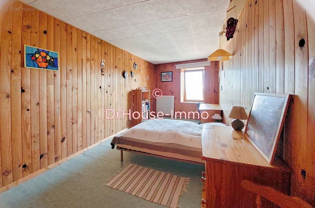 Maison à SAINT-GEORGES-EN-COUZAN