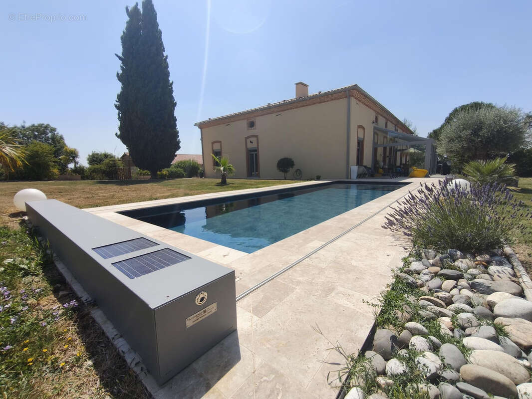 Propriété entièrement rénovée de 323 m2 avec piscine et dépendances - photo 6