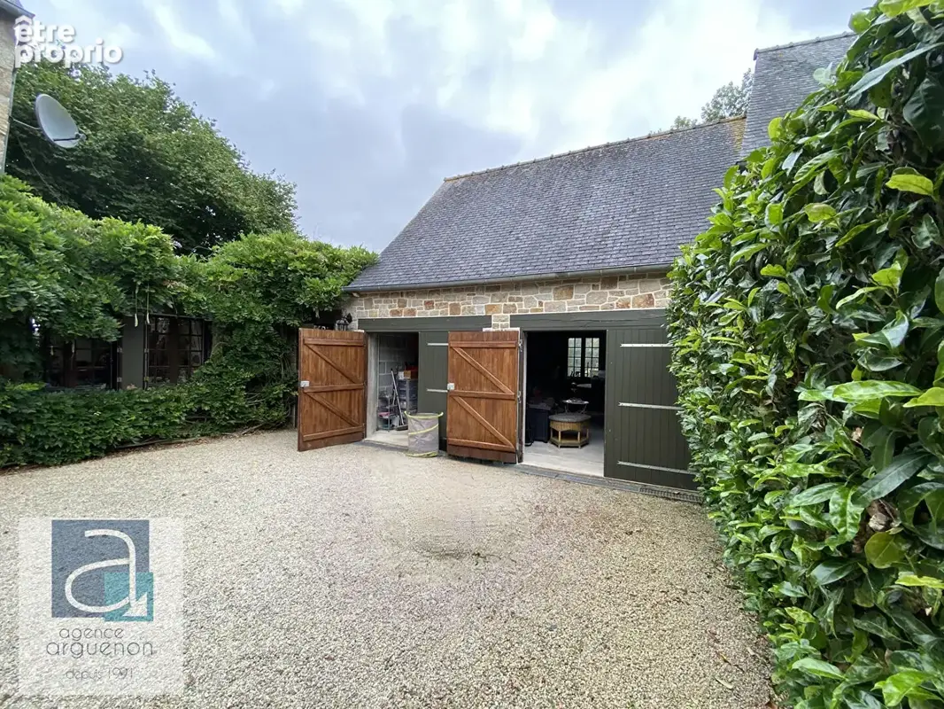 PLÉLAN-LE-PETIT : Élégante maison individuelle en pierre, sans vis-à-vis, dotée de charmants jardins paysagers ; située dans un  - photo 16