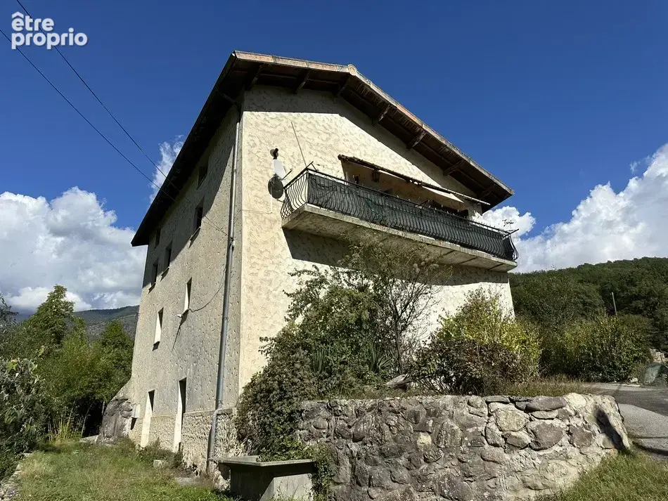 Jolie Maison avec dépendances et terrain - photo 1